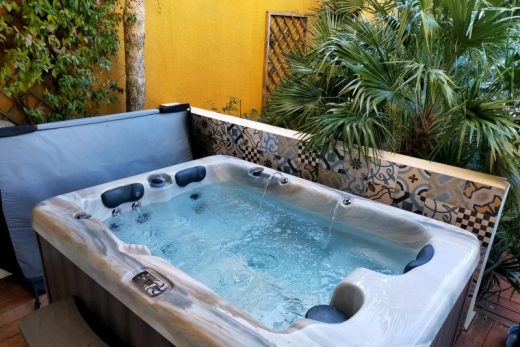 Livraison et mise en service d&#8217;un spa 3 places avec grutage à Saint Raphaël dans le Var