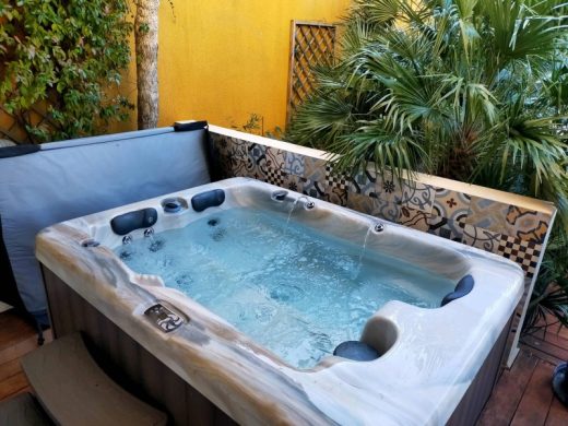 Livraison&#x20;et&#x20;mise&#x20;en&#x20;service&#x20;d&amp;&#x23;8217&#x3B;un&#x20;spa&#x20;3&#x20;places&#x20;avec&#x20;grutage&#x20;&#x00E0;&#x20;Saint&#x20;Rapha&#x00EB;l&#x20;dans&#x20;le&#x20;Var