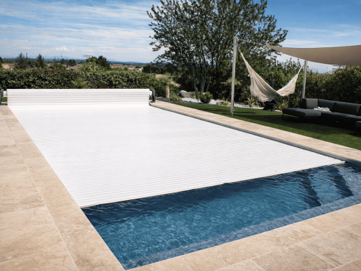 Bâche pour piscine et volet roulant pour piscine à Fréjus dans Var