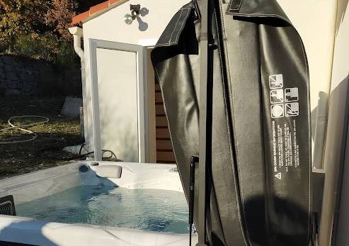 Installer un lève-couverture sur son spa : confort, praticité et durabilité