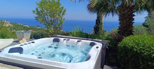 Am&#x00E9;nagement&#x20;d&amp;&#x23;8217&#x3B;un&#x20;spa&#x20;tout&#x20;confort&#x20;5&#x20;places&#x20;dans&#x20;une&#x20;Villa&#x20;Aux&#x20;Issambres&#x20;dans&#x20;le&#x20;Var