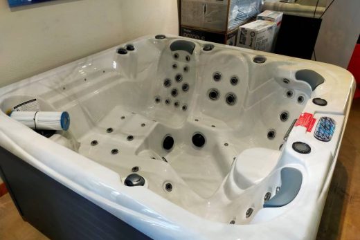 Découvrez nos offres de déstockage sur plusieurs spas disponibles dès maintenant dans notre showroom à Fréjus