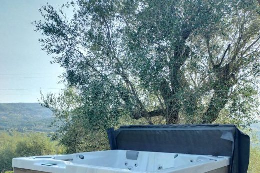Grutage et installation d&#8217;un spa PRESTIGE modèle OKA 4 à Grasse dans les Alpes Maritimes