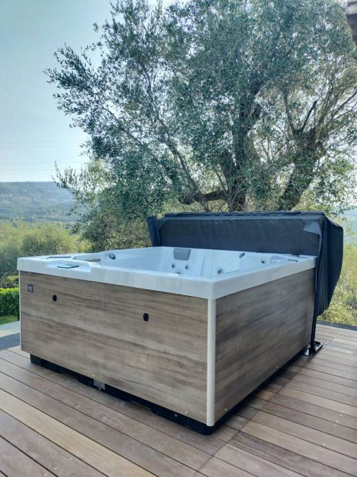 Grutage&#x20;et&#x20;installation&#x20;d&amp;&#x23;8217&#x3B;un&#x20;spa&#x20;PRESTIGE&#x20;mod&#x00E8;le&#x20;OKA&#x20;4&#x20;&#x00E0;&#x20;Grasse&#x20;dans&#x20;les&#x20;Alpes&#x20;Maritimes