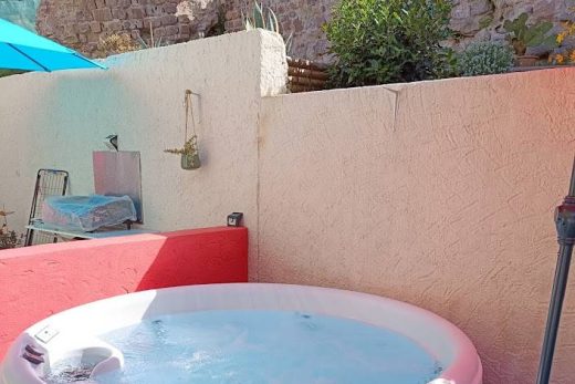 Installation d&#8217;un spa rond, modèle IMPULSE pour créer un coin convivial dans un jardin au cœur de Fréjus Centre