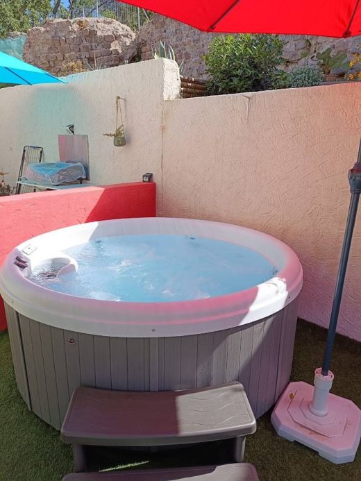 Installation&#x20;d&amp;&#x23;8217&#x3B;un&#x20;spa&#x20;rond,&#x20;mod&#x00E8;le&#x20;IMPULSE&#x20;pour&#x20;cr&#x00E9;er&#x20;un&#x20;coin&#x20;convivial&#x20;dans&#x20;un&#x20;jardin&#x20;au&#x20;c&#x0153;ur&#x20;de&#x20;Fr&#x00E9;jus&#x20;Centre