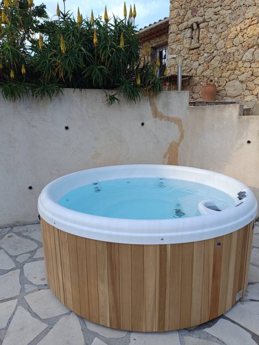 Vente&#x20;de&#x20;Spas&#x20;6&#x20;Places&#x20;en&#x20;bois&#x20;&#x20;&#x20;&#x00E0;&#x20;Callian&#x20;pr&#x00E8;s&#x20;de&#x20;Fayence&#x20;dans&#x20;le&#x20;Var