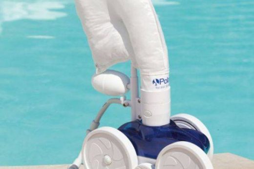Robot nettoyeur hydraulique à surpression pour piscine à Fréjus dans le Var