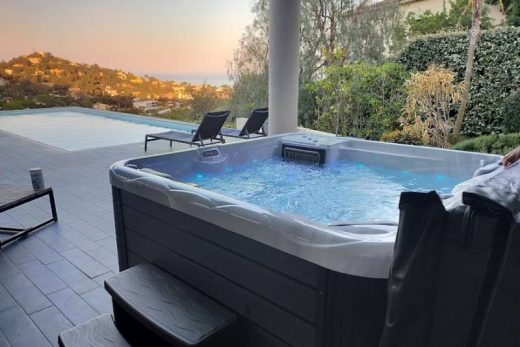 Vente et installation d&#8217;un spa de massage 5 places de la marque WELLIS modèle PLUTO aux Issambres