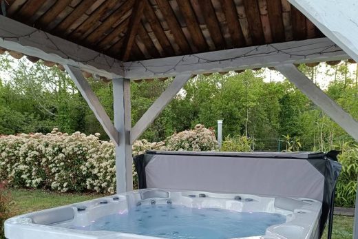 Un véritable havre de paix avec un magnifique spa 6 places pour nos clients sur Caillans dans l&#8217;arrière-pays Varois