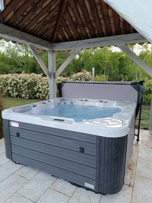 Un&#x20;v&#x00E9;ritable&#x20;havre&#x20;de&#x20;paix&#x20;avec&#x20;un&#x20;magnifique&#x20;spa&#x20;6&#x20;places&#x20;pour&#x20;nos&#x20;clients&#x20;sur&#x20;Caillans&#x20;dans&#x20;l&amp;&#x23;8217&#x3B;arri&#x00E8;re-pays&#x20;Varois