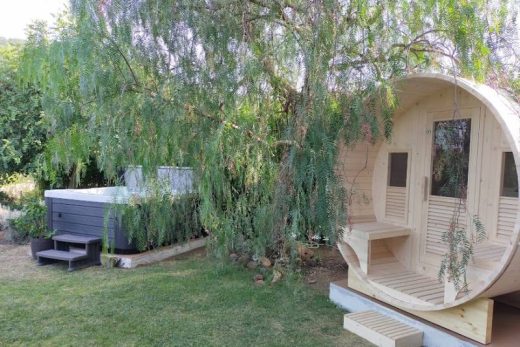 Installation d&#8217;un espace bien-être avec sauna et spa dans un jardin dans les Adrets de L&#8217;Esterel