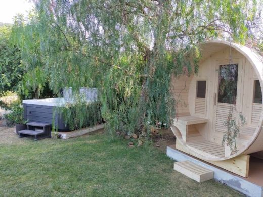 Installation&#x20;d&amp;&#x23;8217&#x3B;un&#x20;espace&#x20;bien-&#x00EA;tre&#x20;avec&#x20;sauna&#x20;et&#x20;spa&#x20;dans&#x20;un&#x20;jardin&#x20;dans&#x20;les&#x20;Adrets&#x20;de&#x20;L&amp;&#x23;8217&#x3B;Esterel