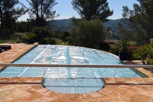 Couverture à bulles piscine : l’équipement indispensable dès les beaux jours