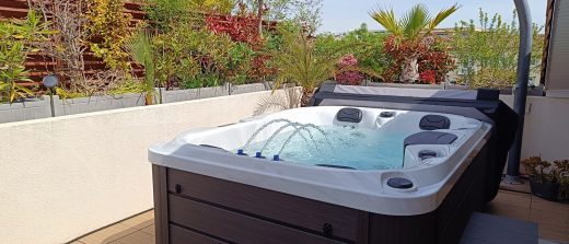 Installation d’un spa 3 places tout confort en rooftop à Saint-Raphaël