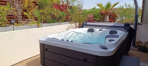 Installation&#x20;d&#x2019;un&#x20;spa&#x20;3&#x20;places&#x20;tout&#x20;confort&#x20;en&#x20;rooftop&#x20;&#x00E0;&#x20;Saint-Rapha&#x00EB;l