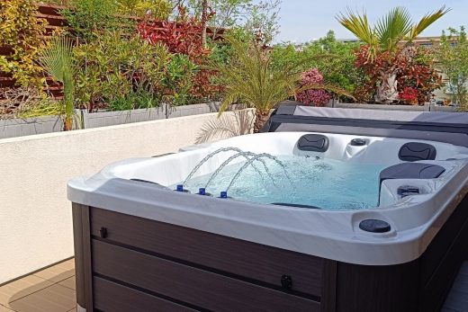 Installation d’un spa 3 places tout confort en rooftop à Saint-Raphaël