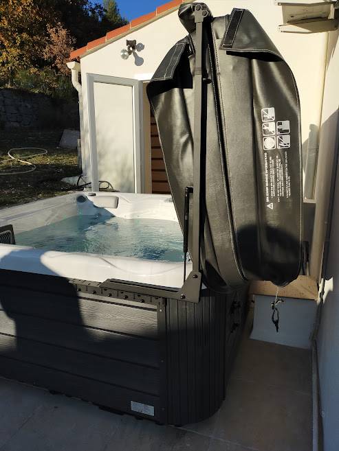Installer un lève-couverture sur son spa : confort, praticité et durabilité